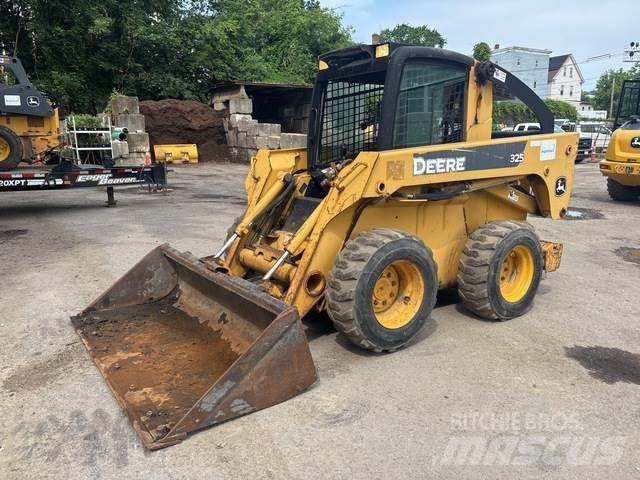John Deere 325 Lietoti riteņu kompaktiekrāvēji