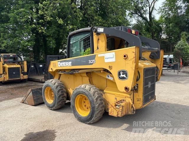 John Deere 325 Lietoti riteņu kompaktiekrāvēji