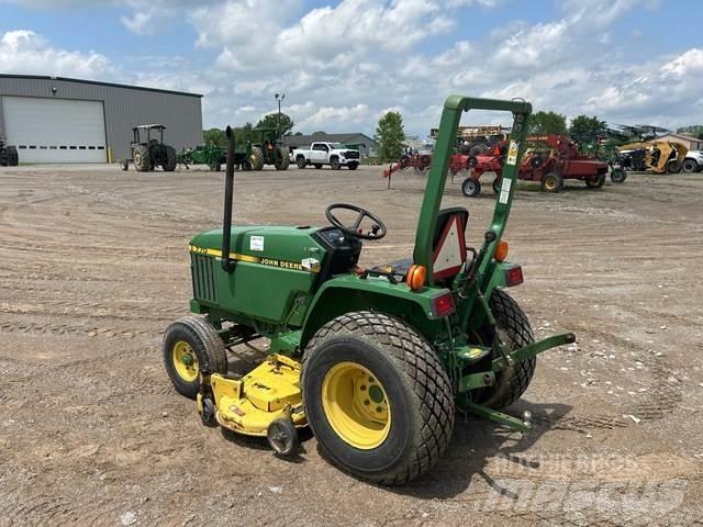 John Deere 770 Kompaktie traktori