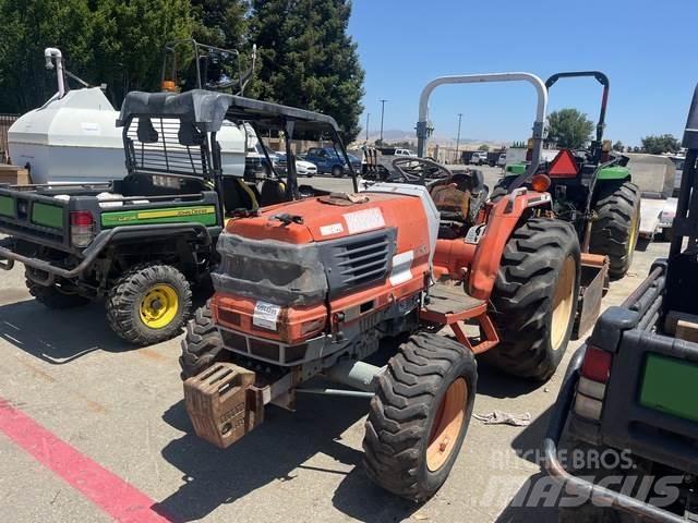 Kubota L3010D Kompaktie traktori