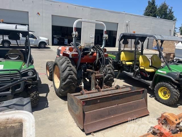 Kubota L3010D Kompaktie traktori