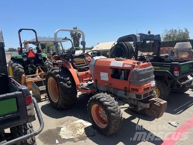 Kubota L3010D Kompaktie traktori