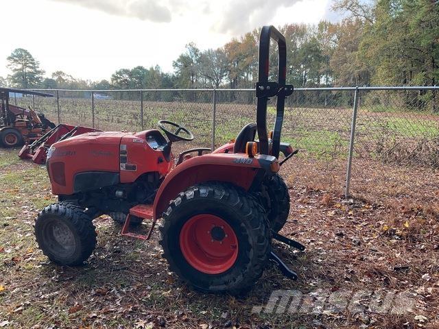 Kubota L3301DT Kompaktie traktori
