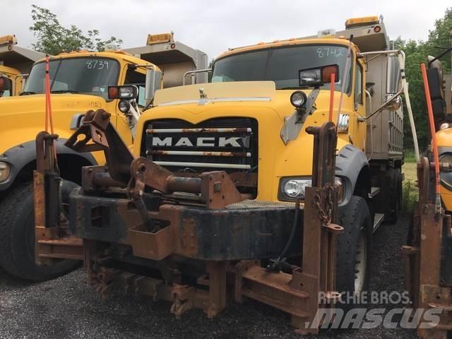 Mack 700 Sniega naži un tīrītāji