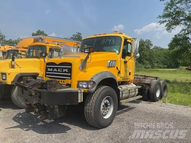 Mack 700 Sniega naži un tīrītāji