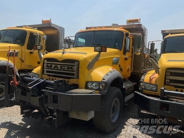 Mack 700 Sniega naži un tīrītāji