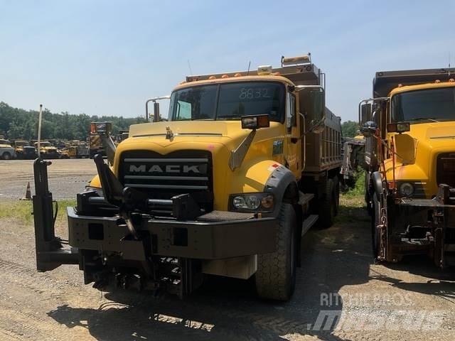 Mack 700 Sniega naži un tīrītāji