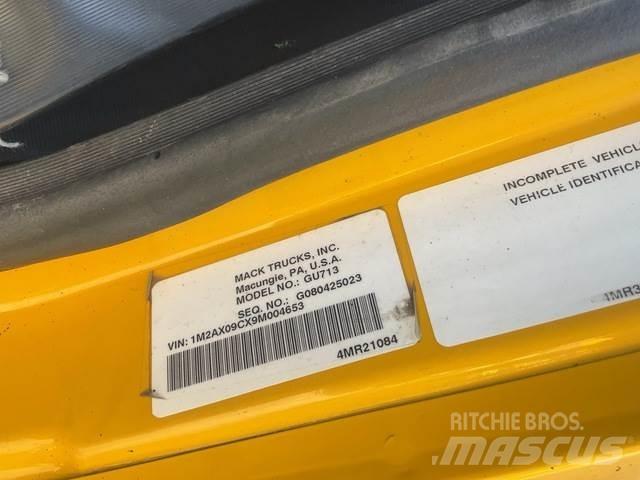 Mack 700 Sniega naži un tīrītāji