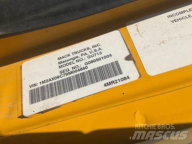 Mack 700 Sniega naži un tīrītāji