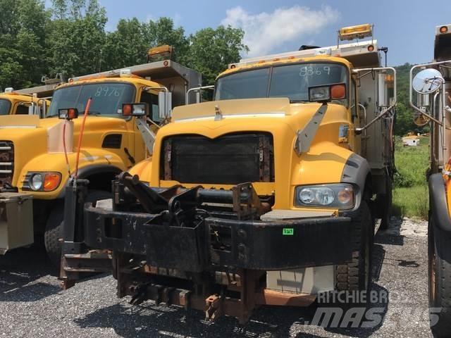 Mack 700 Sniega naži un tīrītāji
