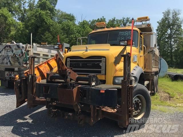 Mack 700 Sniega naži un tīrītāji