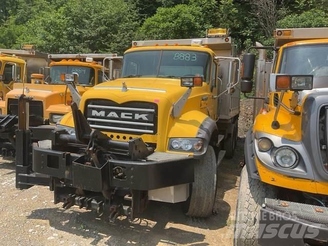 Mack 700 Sniega naži un tīrītāji