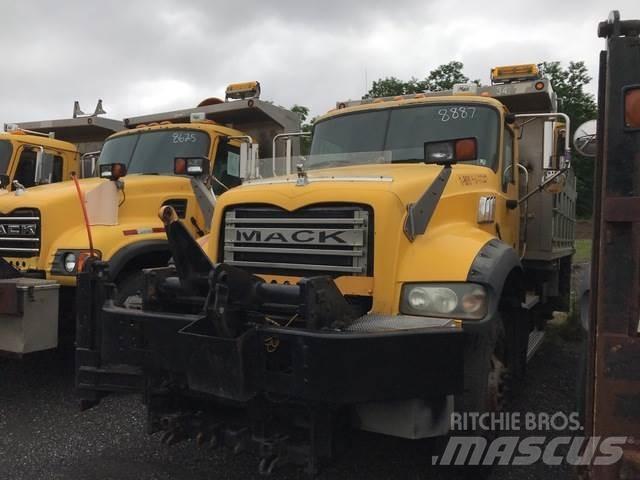 Mack 700 Sniega naži un tīrītāji