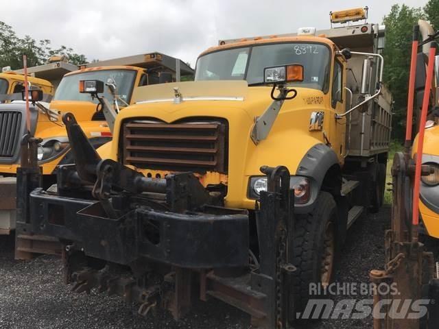 Mack 700 Sniega naži un tīrītāji