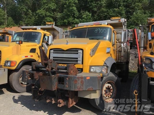 Mack 700 Sniega naži un tīrītāji