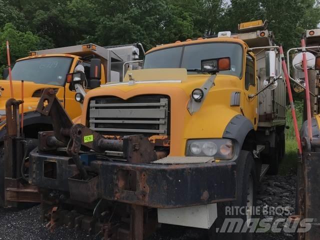 Mack 700 Sniega naži un tīrītāji