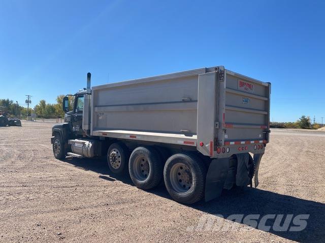 Mack CHN613 Pašizgāzējs