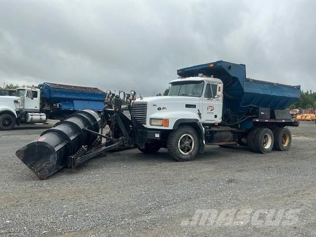 Mack CL713 Sniega naži un tīrītāji