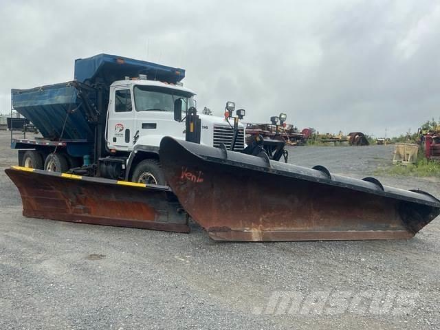 Mack CL713 Sniega naži un tīrītāji
