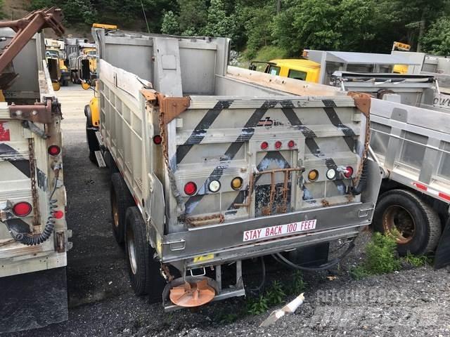 Mack CV700 Sniega naži un tīrītāji