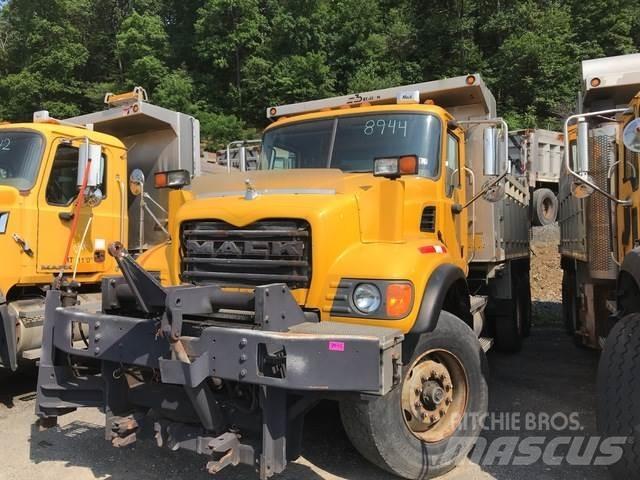 Mack CV700 Sniega naži un tīrītāji