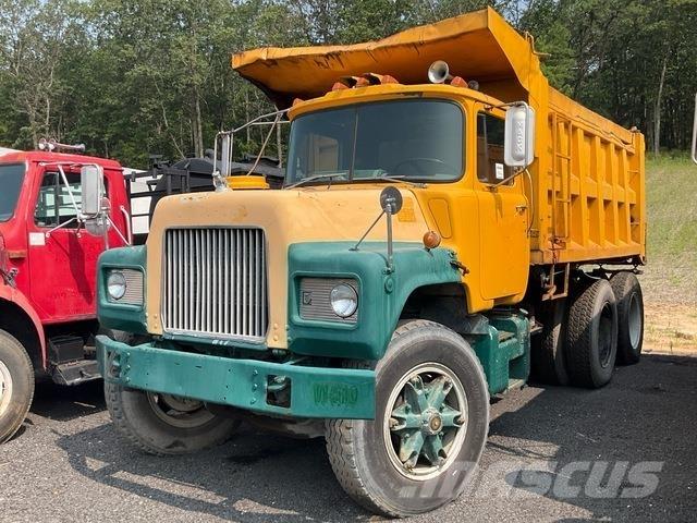 Mack DM686SX Pašizgāzējs