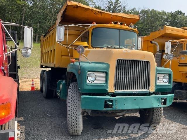 Mack DM686SX Pašizgāzējs