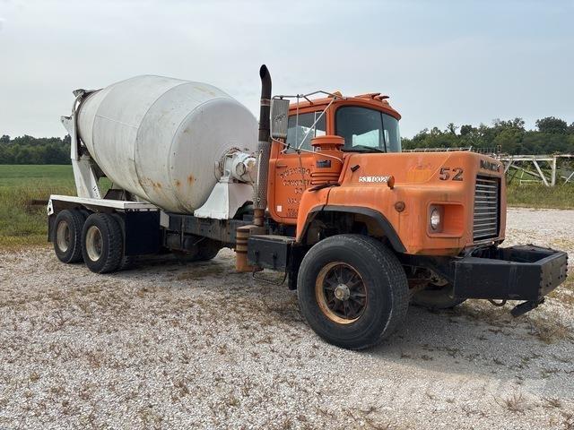 Mack DM690 Ūdens mašīnas