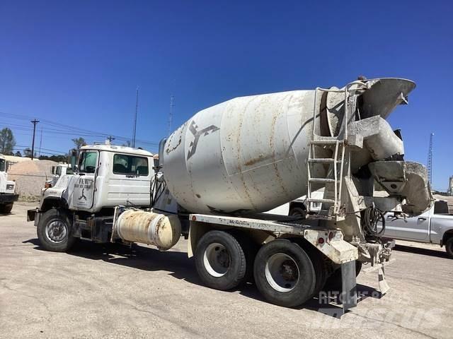 Mack DM690S Citi