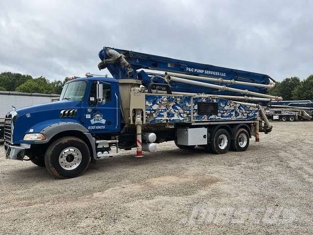 Mack GR64B Kravas mašīna- betona sūknis