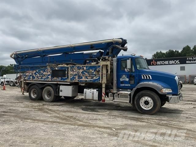 Mack GR64B Kravas mašīna- betona sūknis