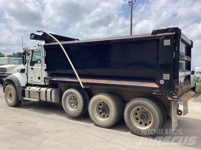 Mack GR64F Pašizgāzējs