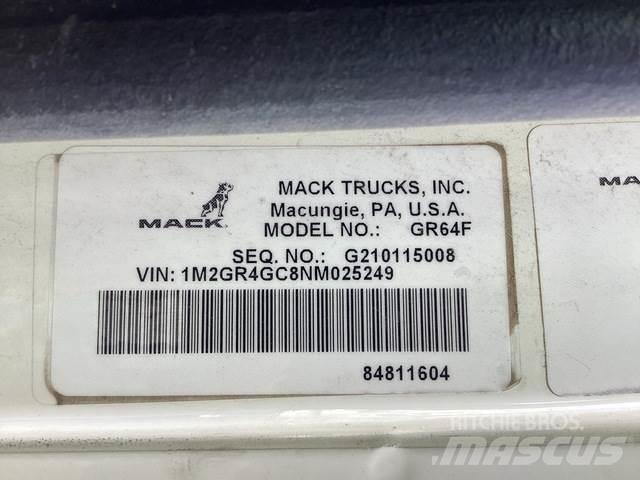 Mack GR64F Pašizgāzējs