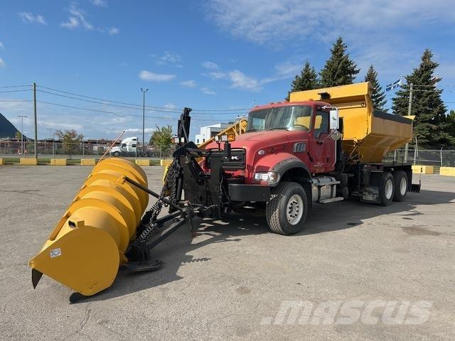 Mack GU433 Sniega naži un tīrītāji