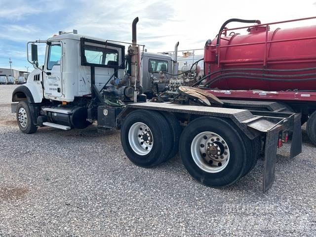Mack GU713 Vilcēji