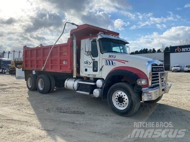 Mack GU713 Pašizgāzējs