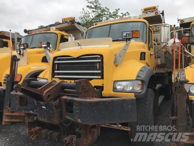 Mack GU713 Pašizgāzējs