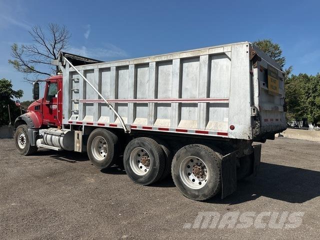 Mack GU713 Pašizgāzējs