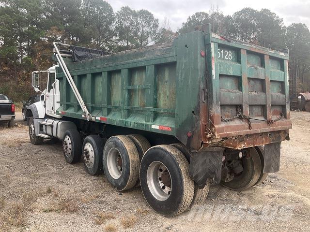 Mack GU713 Pašizgāzējs