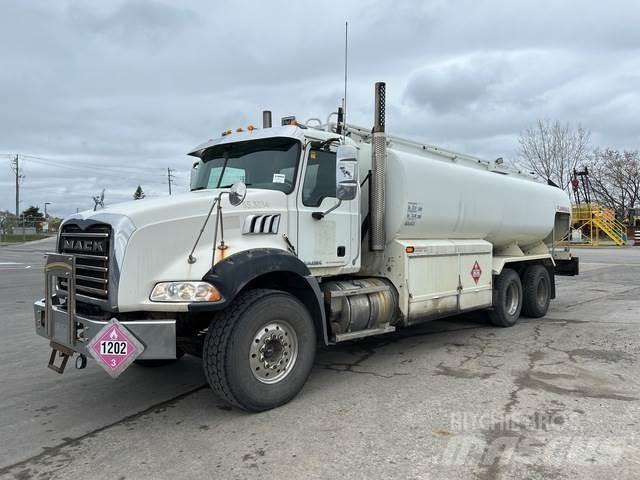 Mack GU813 Autocisterna