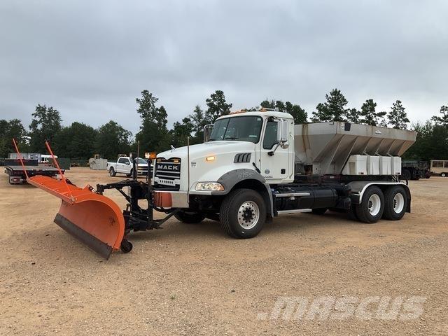 Mack GU813 Smilšu un sāls kaisītāji