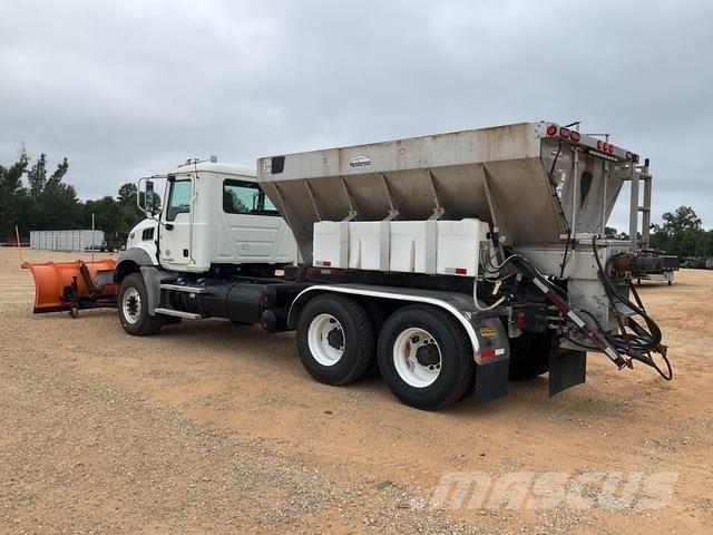 Mack GU813 Smilšu un sāls kaisītāji