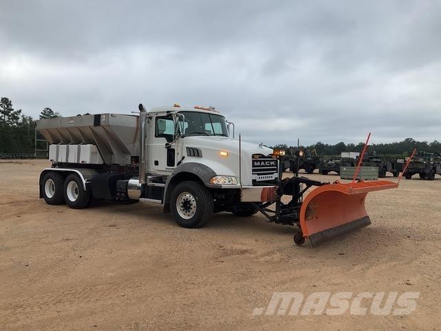 Mack GU813 Smilšu un sāls kaisītāji