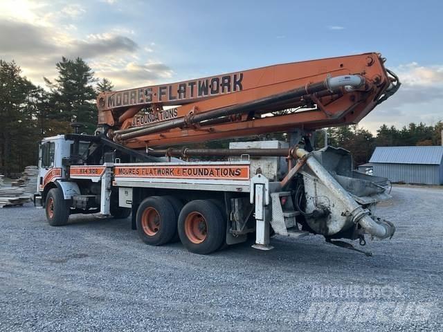 Mack MR688S Kravas mašīna- betona sūknis