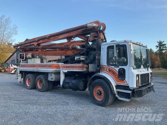 Mack MR688S Kravas mašīna- betona sūknis