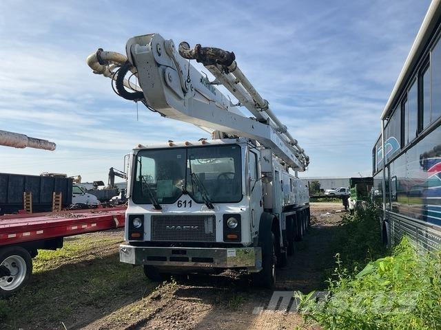 Mack MR688S Kravas mašīna- betona sūknis
