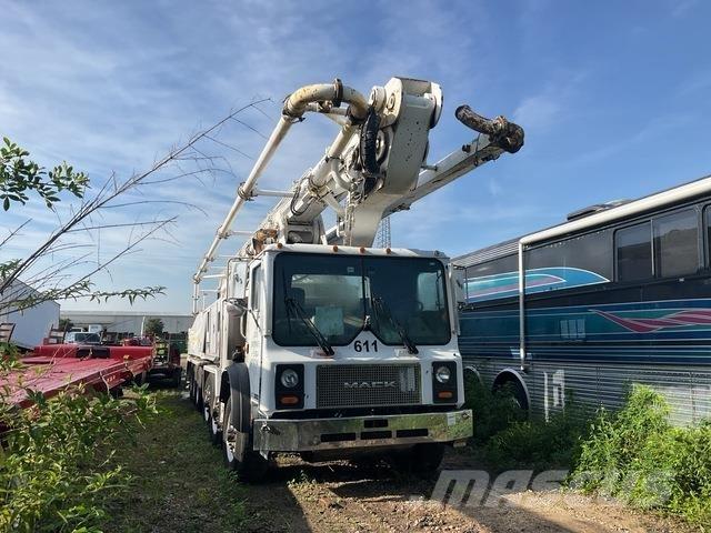Mack MR688S Kravas mašīna- betona sūknis