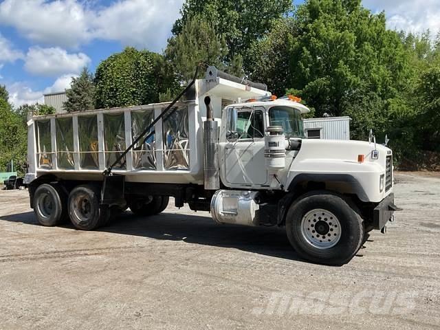 Mack RD600 Pašizgāzējs