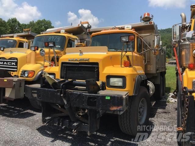 Mack RD600 Sniega naži un tīrītāji