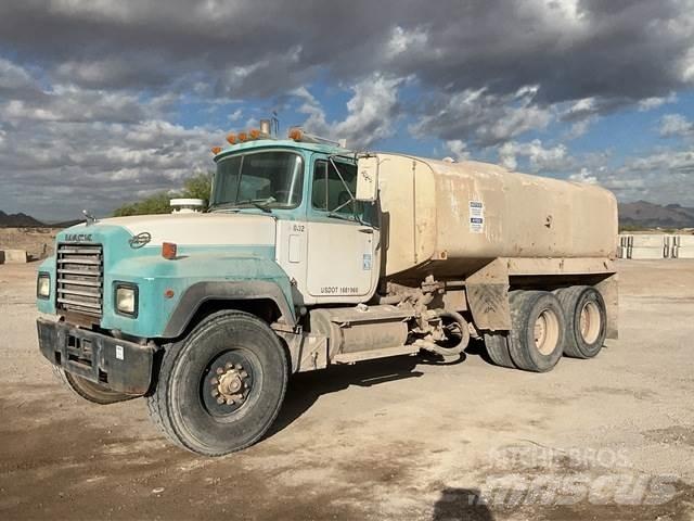 Mack RD690S Ūdens mašīnas